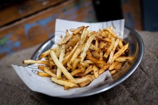 Домашни пържени картофки  с чесън и копър