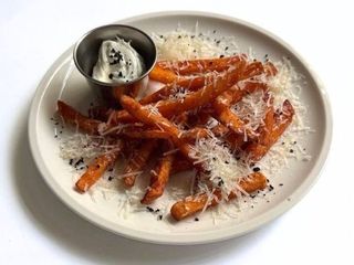 БАТАТ - ФРІ З ПАРМЕЗАНОМ ТА СОУСОМ ДОР БЛЮ