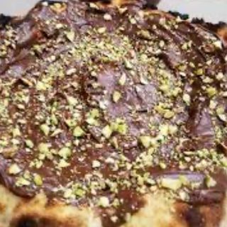 Pizza alla Nutella e granella di pistacchio