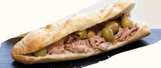 Bocadillo De Atún Y Aceitunas