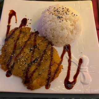 Maiale fritto accompagnato da riso bianco e patate
