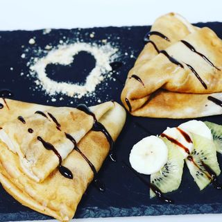 Clatite cu Nutella, Banane, Kiwi, Biscuiti