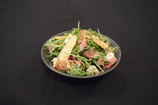 Salată mixtă cu prosciutto și pere