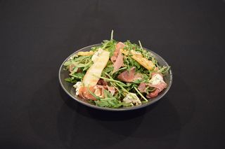 Salată mixtă cu prosciutto și pere