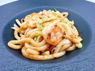 Udon saltato con gamberi