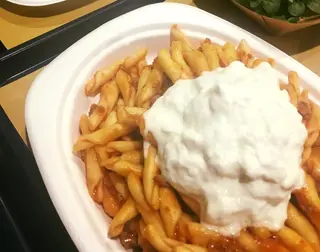 Strozzapreti con crema di ricotta fresca al bas e granella di nocciole