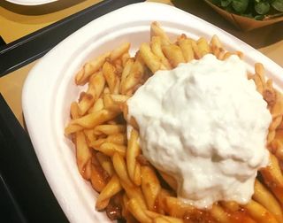 Strozzapreti con crema di ricotta fresca al bas e granella di nocciole