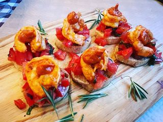 Bruschetta de Camarão e Tomate          