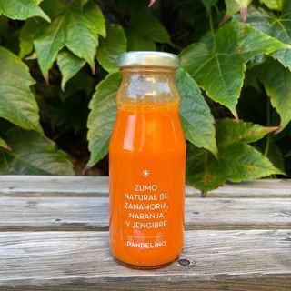 Zumo natural de zanahoria, naranja y jengibre