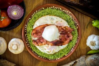 Јаја у спанаћу