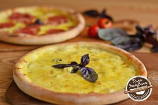 25 піца сирна гаряча