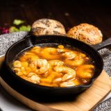 PIL-PIL DE GAMBAS CON FONDO DE CORAL