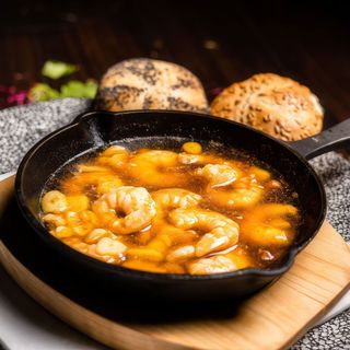 PIL-PIL DE GAMBAS CON FONDO DE CORAL