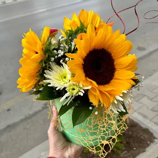 Кутия с 3 бр. слънчогледи и хризамтеми
