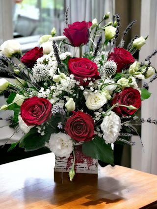 Korpa sa ružama i lizijantusima