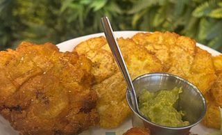 Patacones con chorizo