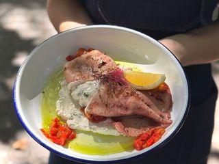 Фарширований рожевий кальмар з сирним соусом та сальсою (350g)