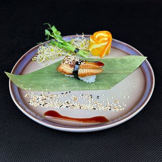 Nigiri opalany węgorz z sezamem i słodkim sosem kabayaki