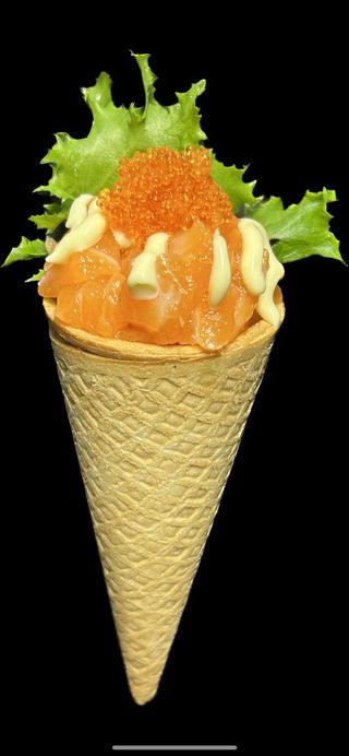 T30.TEMAKI CONO SALMON CON TOBIKO 1U