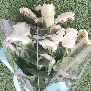 Tres Rosas Blancas en jarrón 