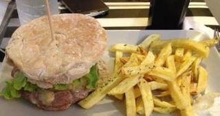 Hambúrguer Especial no Bolo do Caco