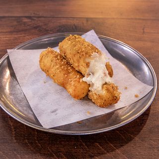 Croqueton Gourmet de Mozzarella, tomate seco y albahaca