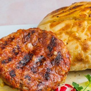 Pljeskavica ljuta sa lukom