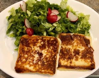 Кашкавал на плоча със зелена салата