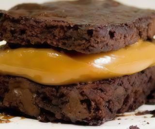 Brownie recheado com doce de leite