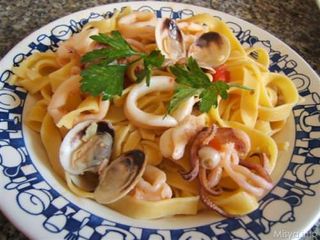 Z082. Pasta italiana con pesce misto