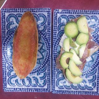 Tostada de tomate aguacate y jamón ibérico al corte