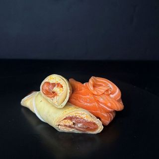 Млинці з лососем, крем-сиром та ікрою