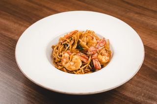 20a. Nudle sa gamborima, spanaćem, povrćem i soja sosom