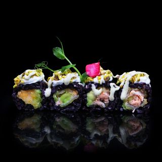 Uramaki black pistacchio roll