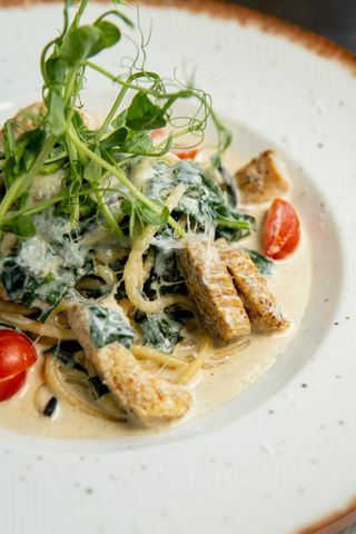 Паста з куркою Карі, шпинатом та чері