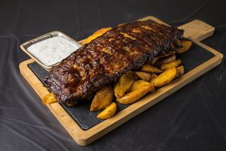 Coaste de porc cu cartofi wedges