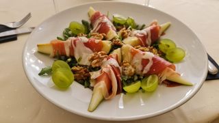 Salata cu pere si prosciutto