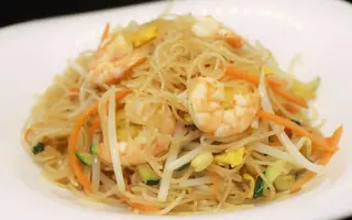 251. Spaghetti di riso con gamberi e verdure