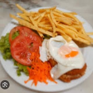 Alheira com ovo e batata frita 