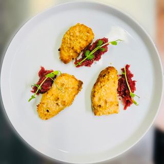 Salmone in crosta di mandorle e crema di cipolla in agrodolce