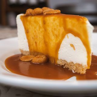 Cheesecake de caramelo salgado e amendoim