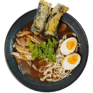 Zupa Ramen z kulkami rybnymi