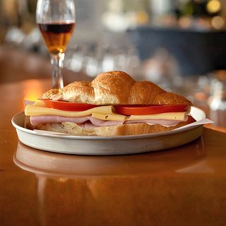 Kroasan sendvič sa sirom i šunkom