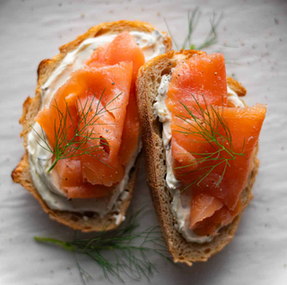 Tostada de salmón con queso fresco y aceite de oliva