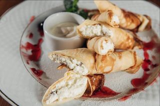 Млинці з солодким сиром та сметанкою (290/20г)