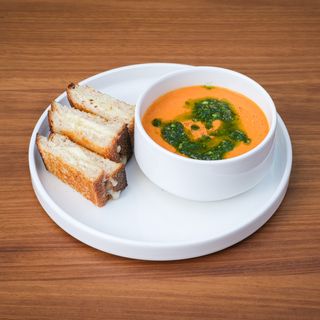 Доматена крем супа и сандвич с печени сирена