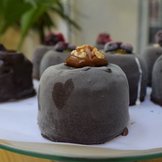 Bombón Helado de chocolate con corazón de dulce de leche y nuez