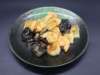 303. Gamberi funghi e bambù