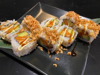 California tamago salmón aguacate y cebolla frita con salsa 