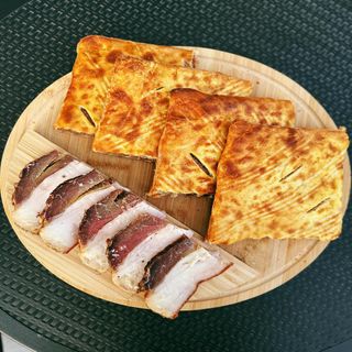 ნახევრად ფენოვანი ლობიანი რაჭული ლორით (4 ნაჭერი)